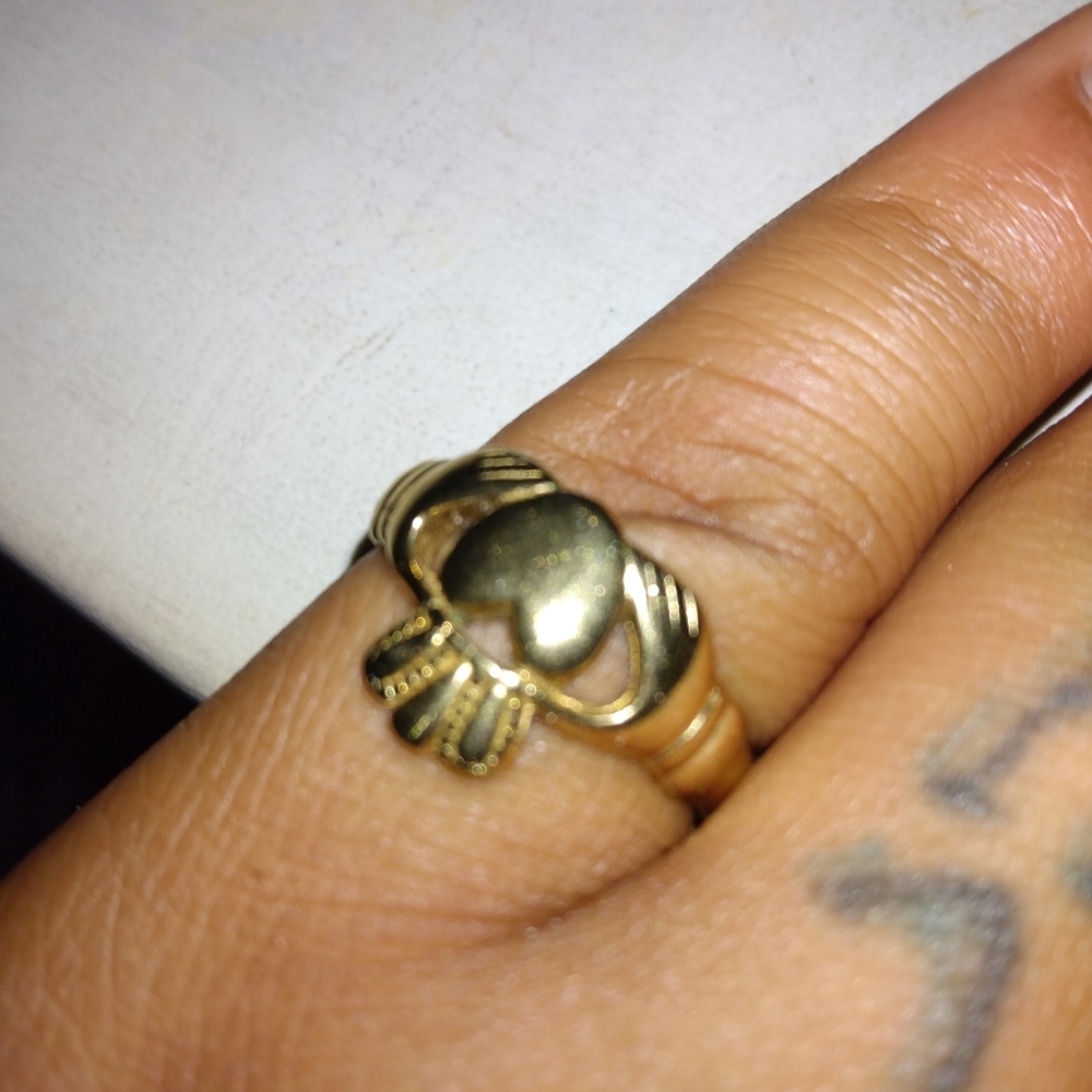 Queen Gold heart with holding hands k316 Ring for women a size 7 Engagement ring